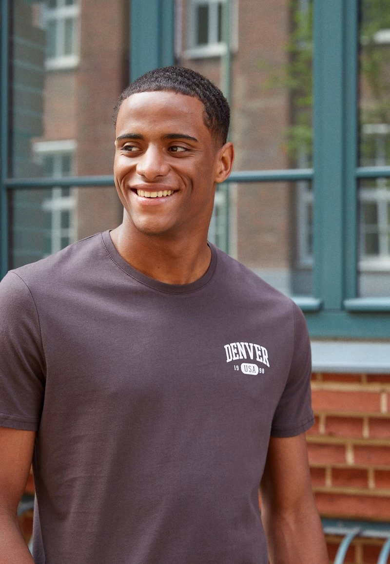 Pier One Hombre GRAPHIC T-SHIRT - Camiseta Estampada - Brown 5 Pier One Hombre GRAPHIC T-SHIRT - Camiseta Estampada - Brown - Imagen 3