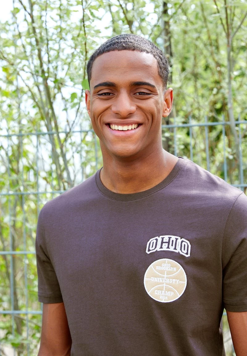 Pier One GRAPHIC T-SHIRT - Camiseta Básica - Brown, Hombre 6 Pier One GRAPHIC T-SHIRT - Camiseta Básica - Brown, Hombre - Imagen 4