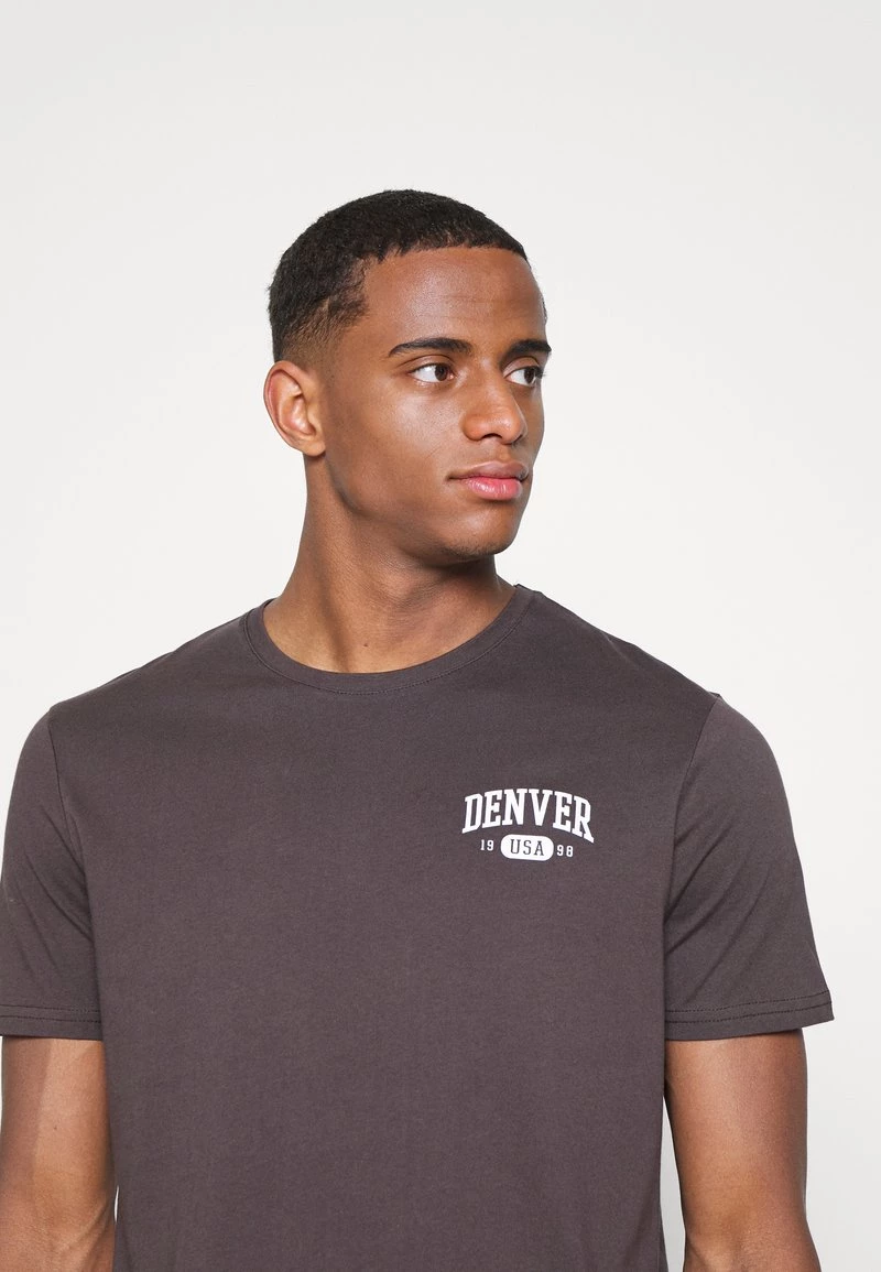 Pier One Hombre GRAPHIC T-SHIRT - Camiseta Estampada - Brown 8 Pier One Hombre GRAPHIC T-SHIRT - Camiseta Estampada - Brown - Imagen 6