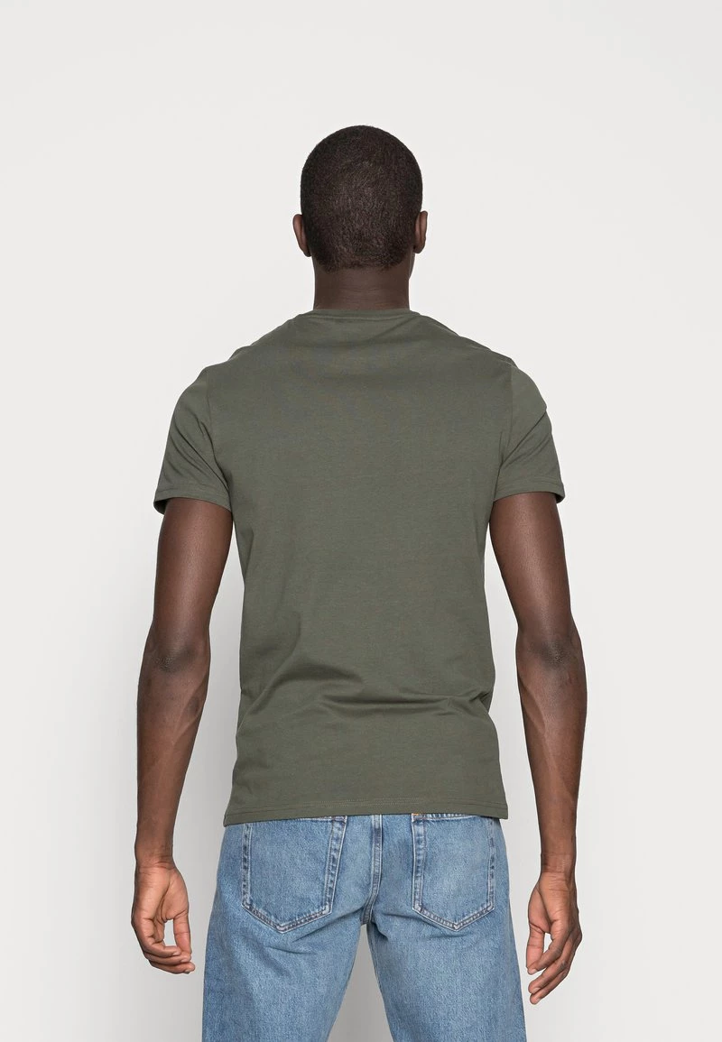 Pier One 3 PACK - Camiseta Básica - Black/grey/green, Hombre 5 Pier One 3 PACK - Camiseta Básica - Black/grey/green, Hombre - Imagen 3