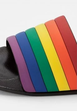 Pier One Unisexo UNISEX - Sandalias Planas - Black -Pier One Tienda 76e91606d5944105a01d467ead397bf0