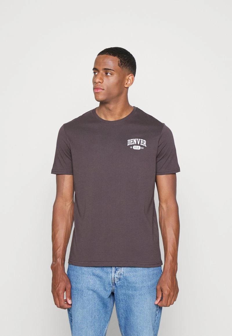 Pier One Hombre GRAPHIC T-SHIRT - Camiseta Estampada - Brown 6 Pier One Hombre GRAPHIC T-SHIRT - Camiseta Estampada - Brown - Imagen 4