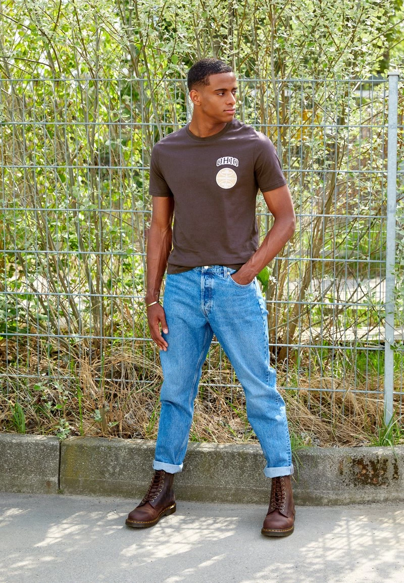 Pier One GRAPHIC T-SHIRT - Camiseta Básica - Brown, Hombre 5 Pier One GRAPHIC T-SHIRT - Camiseta Básica - Brown, Hombre - Imagen 3