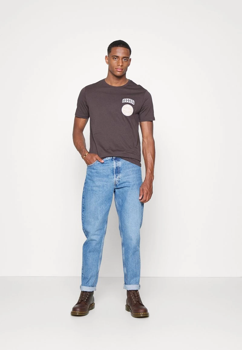 Pier One GRAPHIC T-SHIRT - Camiseta Básica - Brown, Hombre 4 Pier One GRAPHIC T-SHIRT - Camiseta Básica - Brown, Hombre - Imagen 2