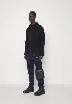 Pier One Hombre TIE DYE JOGGER - Pantalones Deportivos - Dark Blue- Black -Pier One Tienda fcda5eeb448c4c07bc48e3ade28ed0ea